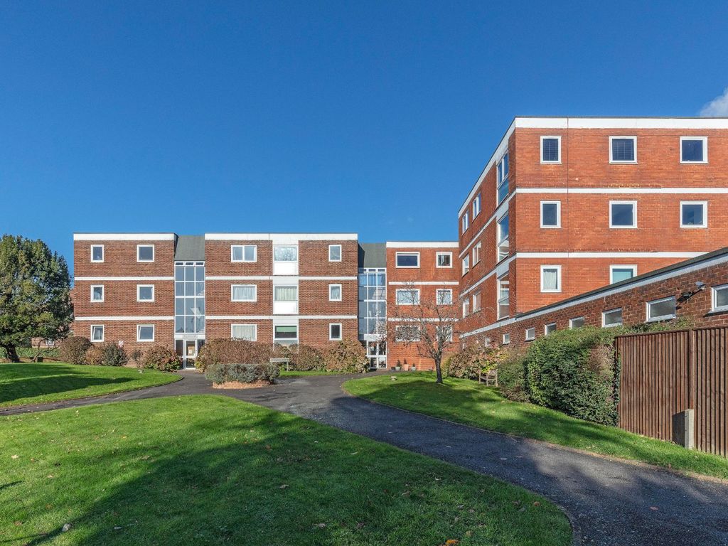 2 bed flat for sale in Crescent Way, Burgess Hill, West Sussex RH15, £
