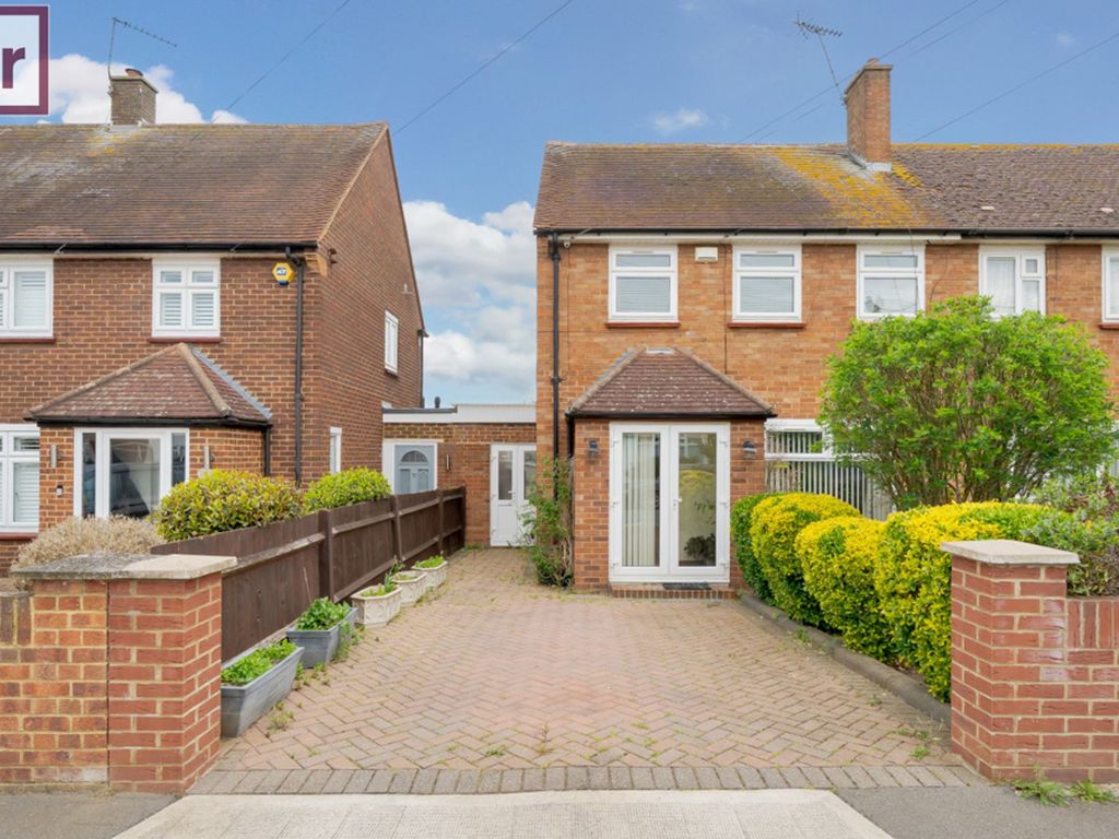 4 bed semidetached house for sale in Midhurst Gardens, Uxbridge UB10