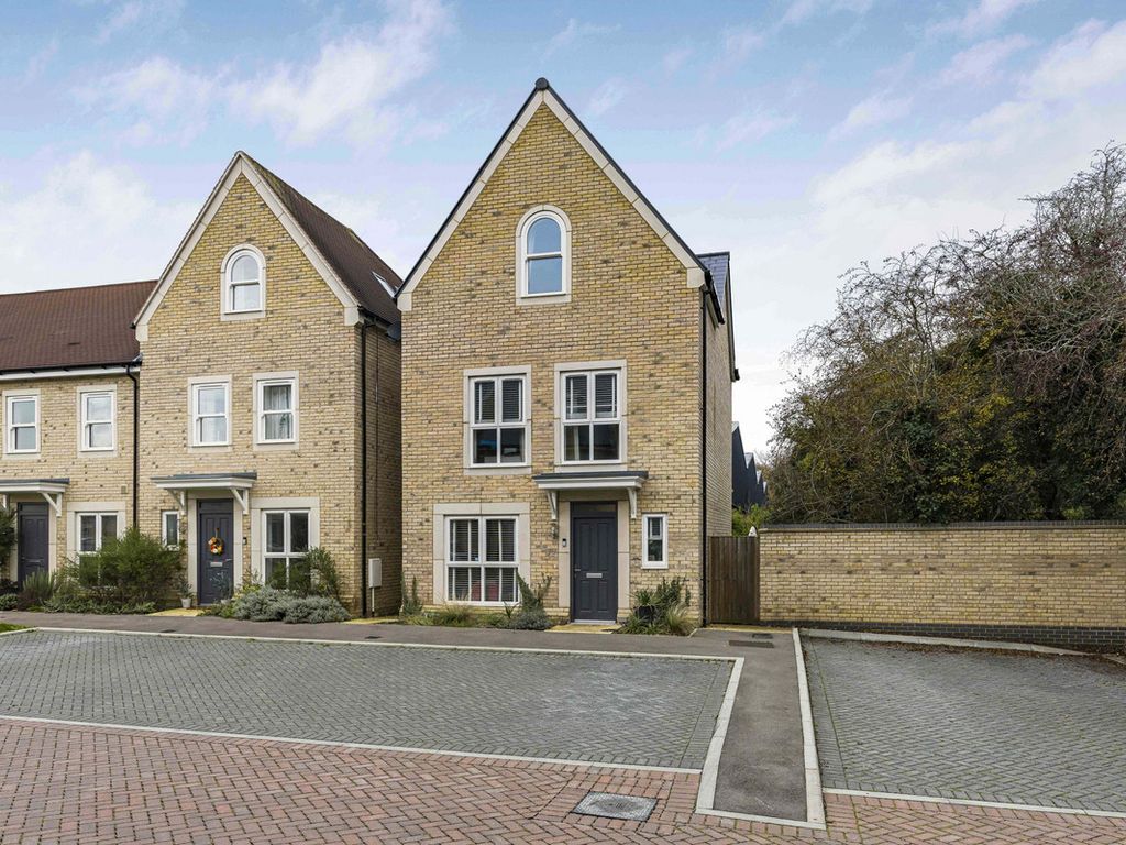 4 bed town house for sale in Clifton Close, Bicester OX26, £500,000