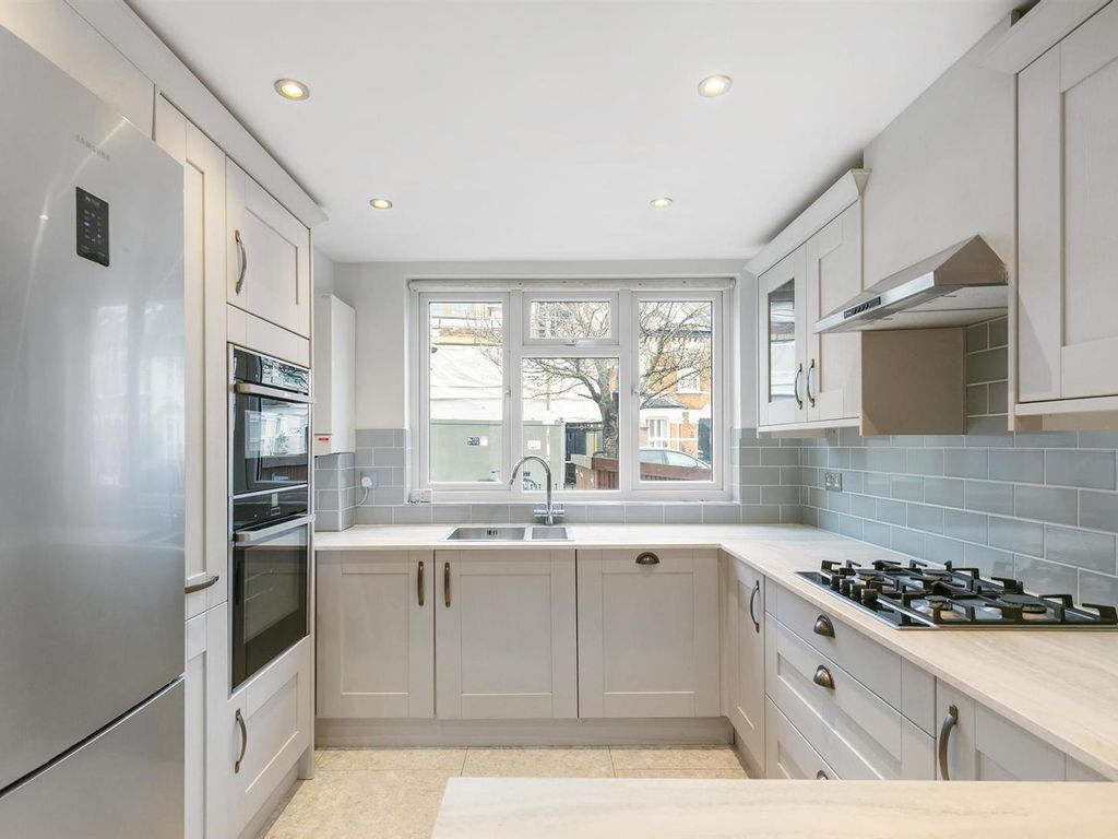 3 bed property to rent in Wilna Road, Earlsfield, London SW18, £2,900