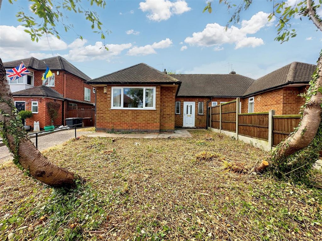 2 bed semidetached bungalow for sale in Lynton Gardens, Arnold