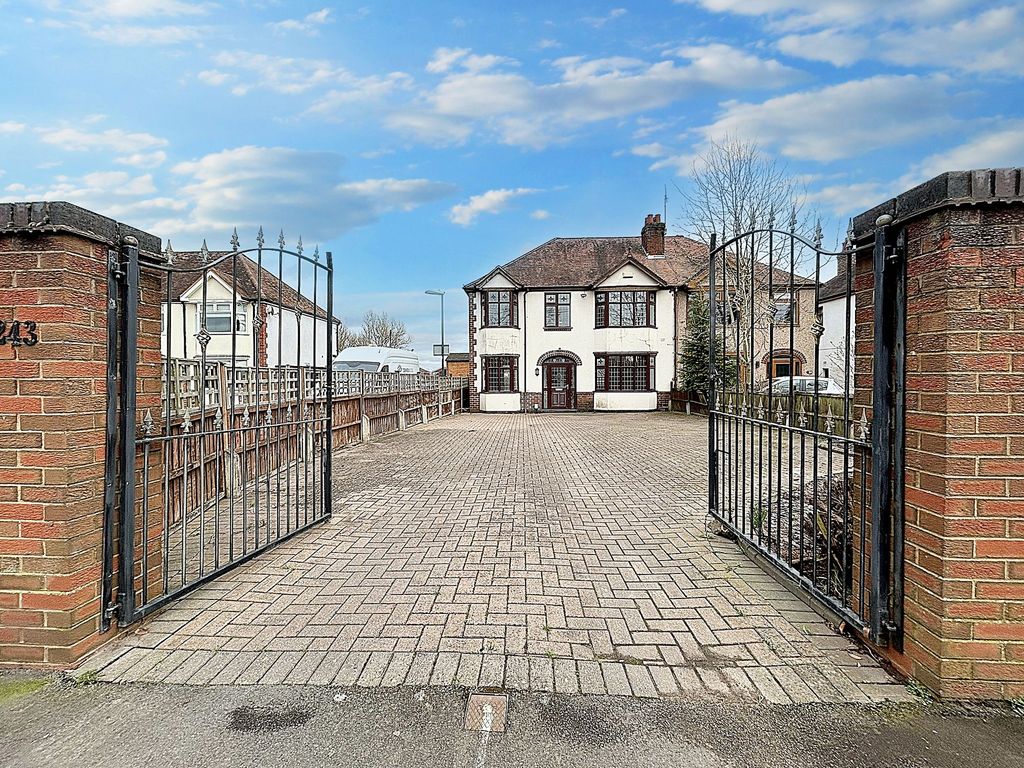 4 bed semidetached house to rent in Weddington Road, Nuneaton CV10, £