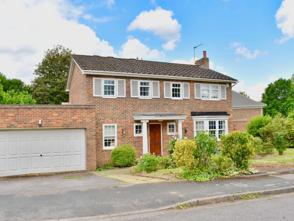 4 bed detached house for sale in Chantry Close, Ashtead KT21, £