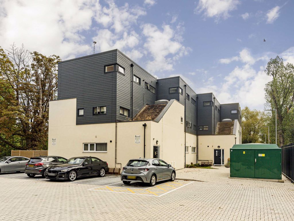 3 bed flat to rent in High Street, Feltham TW13 Zoopla