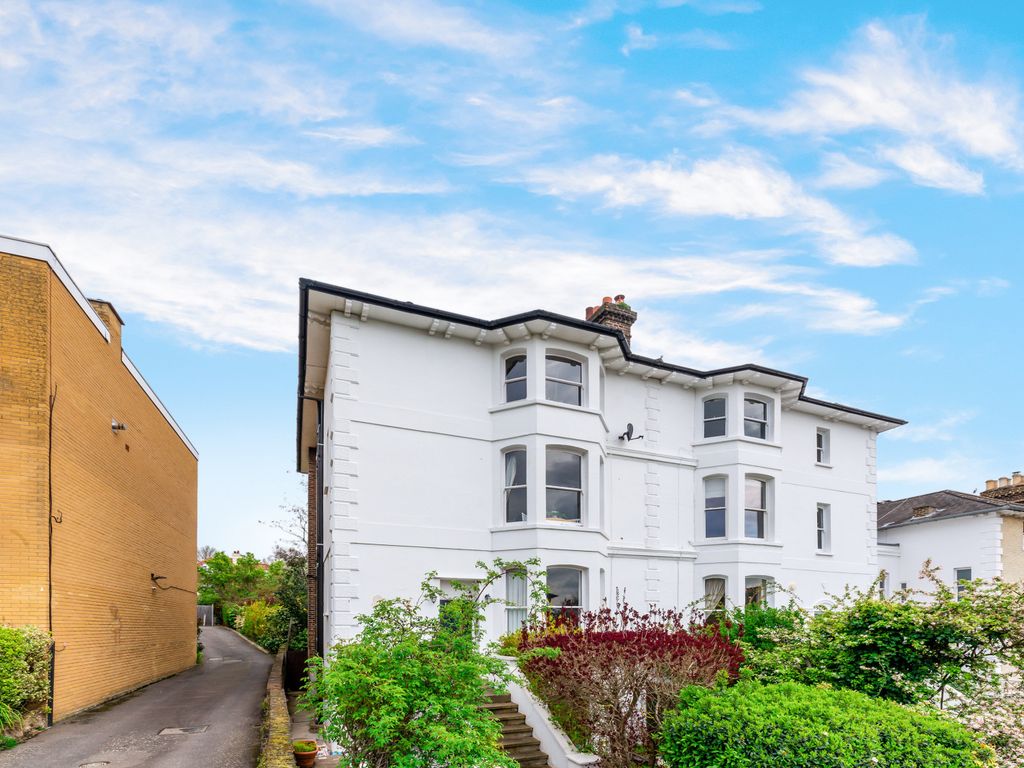 2 bed flat to rent in Thornton Hill, Wimbledon Village, London SW19