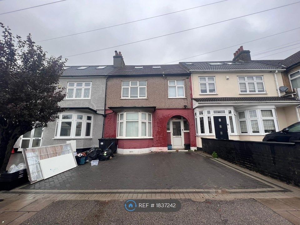 5 bed terraced house to rent in Redbridge Lane East, Ilford IG4, £2,600