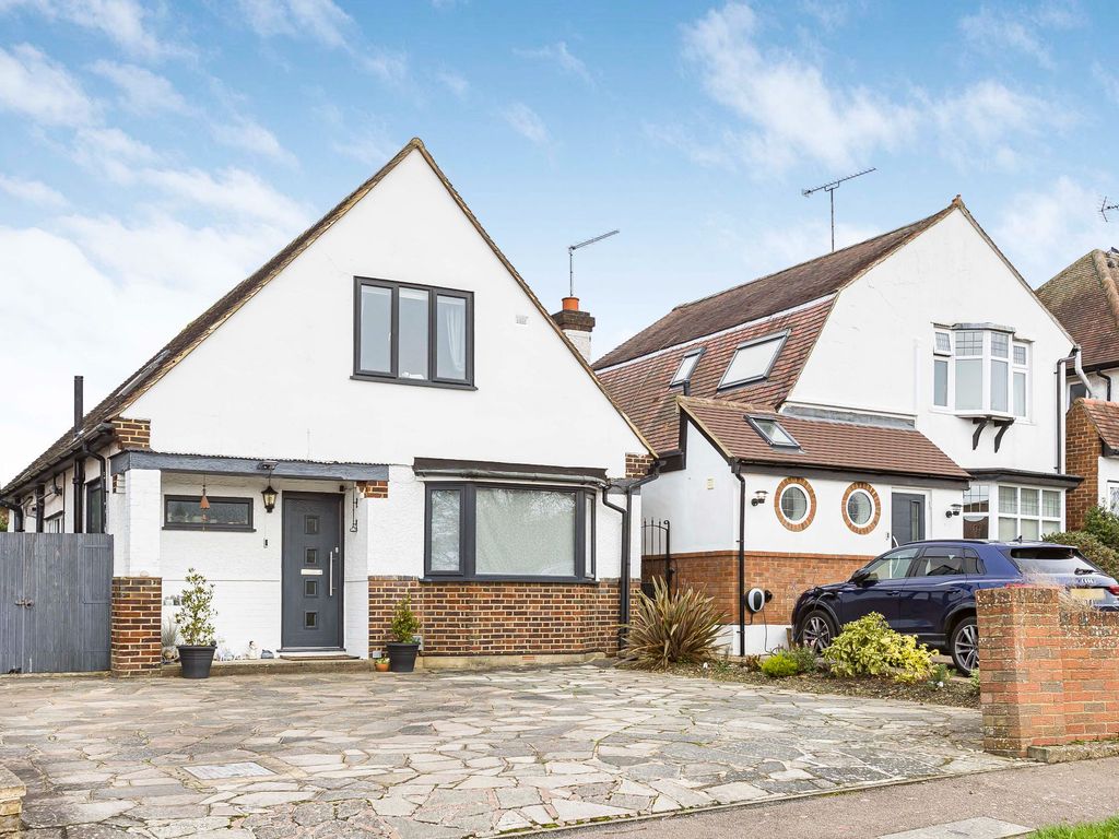 4 bed detached house for sale in Billy Lows Lane, Potters Bar EN6, £