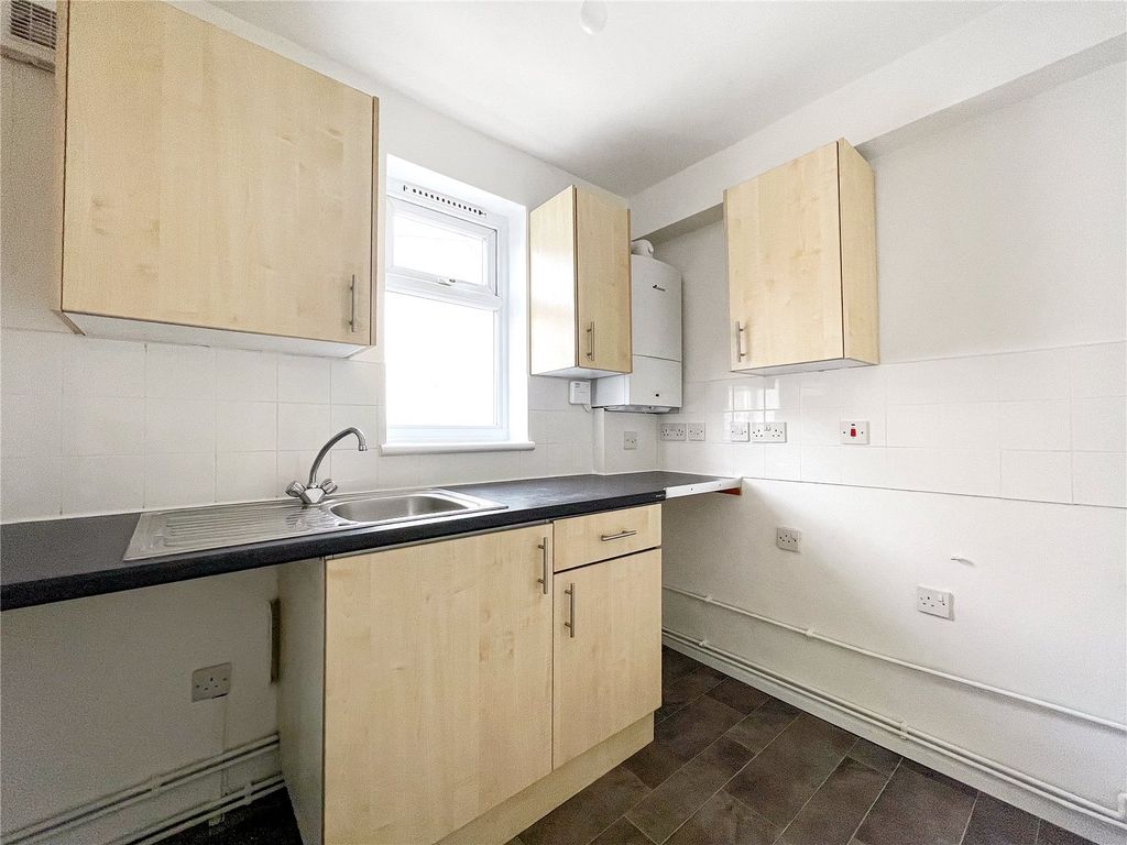 1 bed flat for sale in Station Road, Rainham, Gillingham, Kent ME8, £