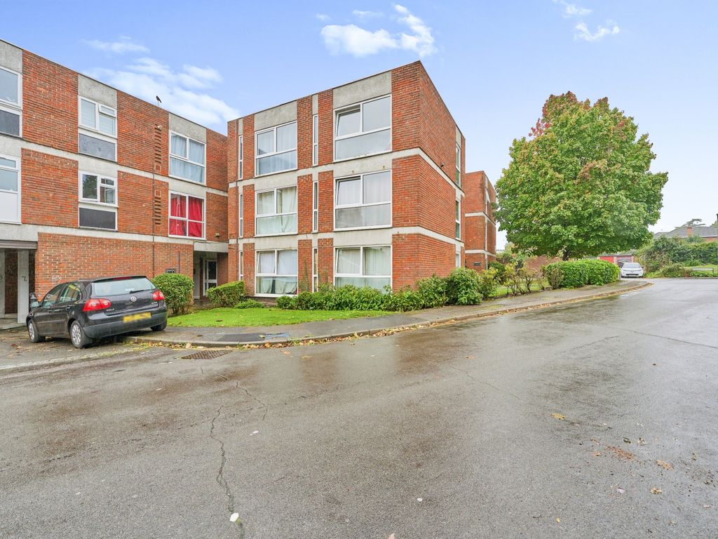 2 bed flat for sale in Brantwood Court, West Byfleet, Surrey KT14, £