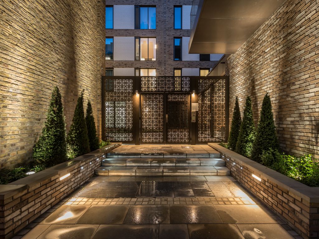 Snowfields Yard, London SE1