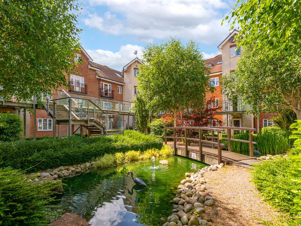 2 bed flat for sale in Lumley Road, Horley RH6 Zoopla