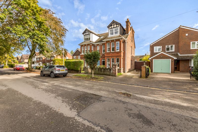 4 bed semidetached house for sale in Priory Road, Dunstable LU5, £