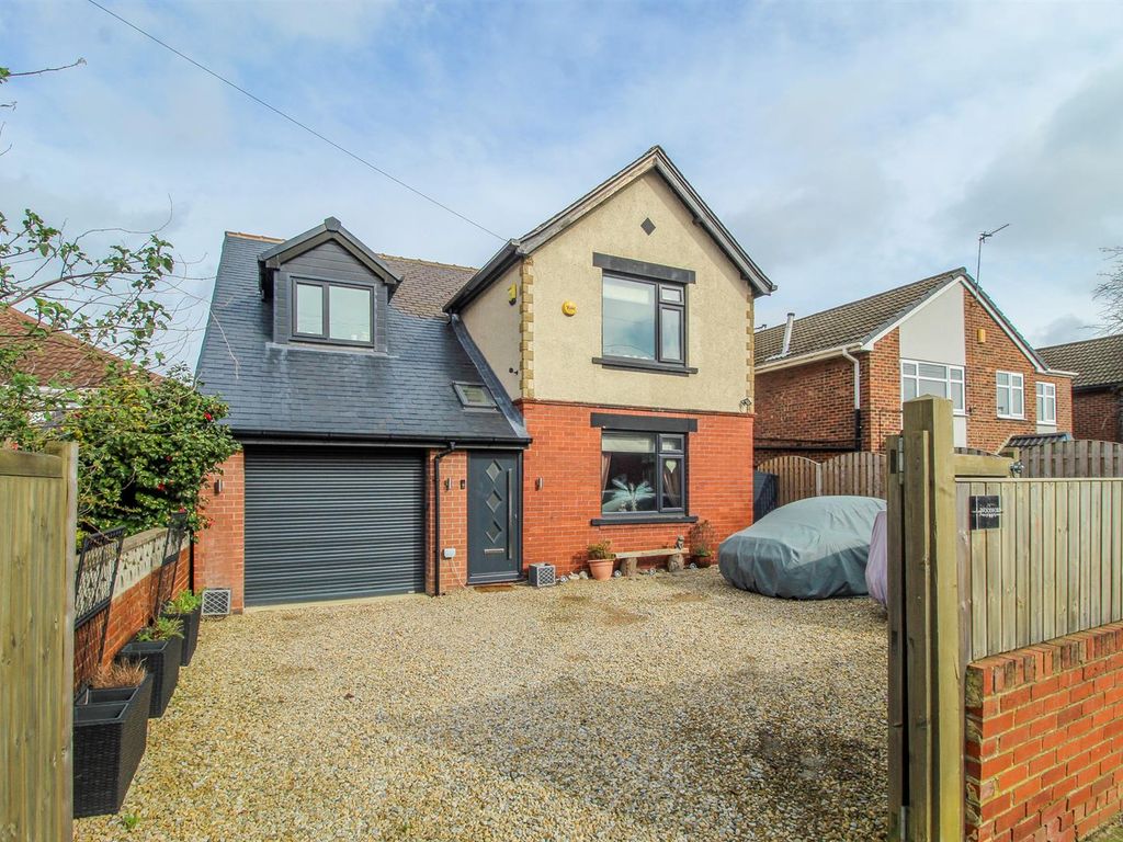 4 bed detached house for sale in Broadowler Lane, Ossett WF5, £469,950