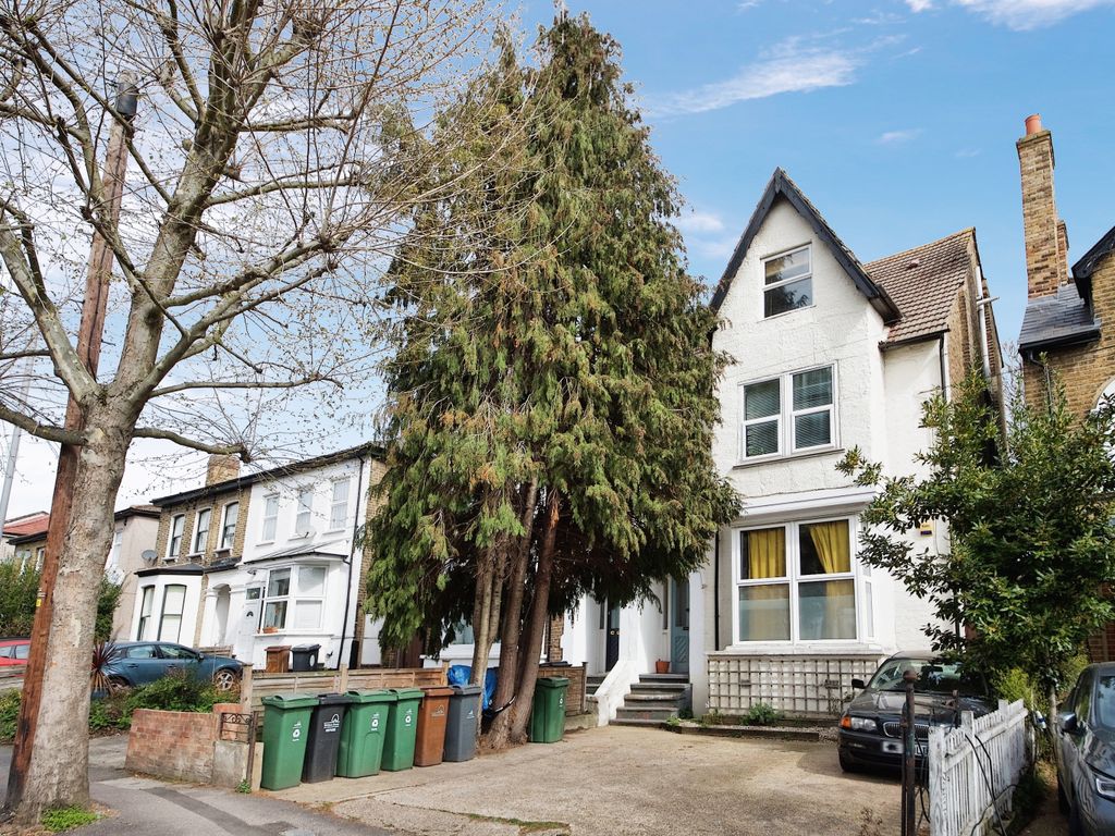 1 bed flat for sale in Fairlop Road, Leytonstone E11, £245,000 Zoopla