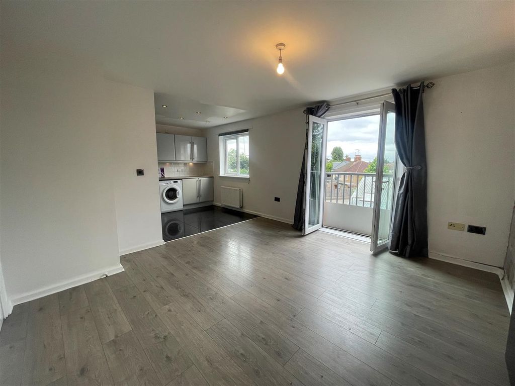 2 bed flat to rent in Southend Road, Grays RM17 Zoopla