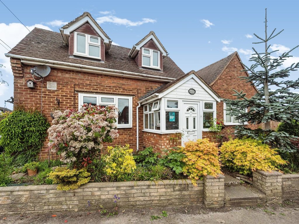 2 bed detached bungalow for sale in Roestock Lane, Colney Heath, St