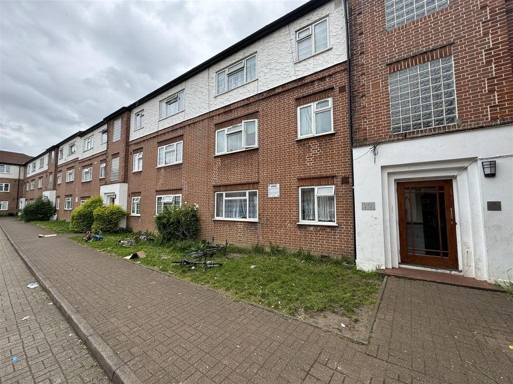 2 bed flat for sale in Southall Court, Lady Margaret Road, Southall UB1