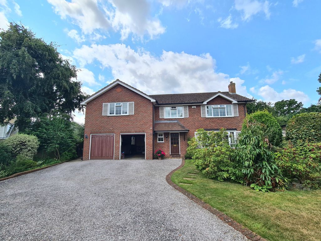 5 bed detached house for sale in Cedar Close, Tadley RG26 Zoopla