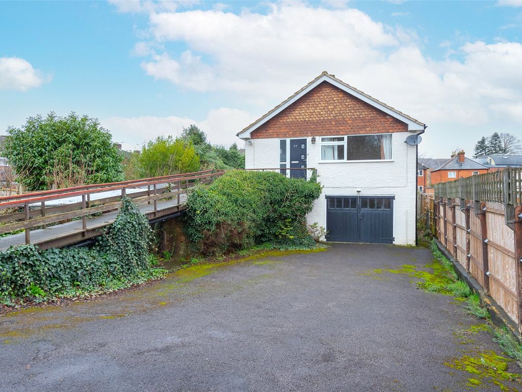 4 bed detached house for sale in Glen Road, Fleet, Hampshire GU51, £