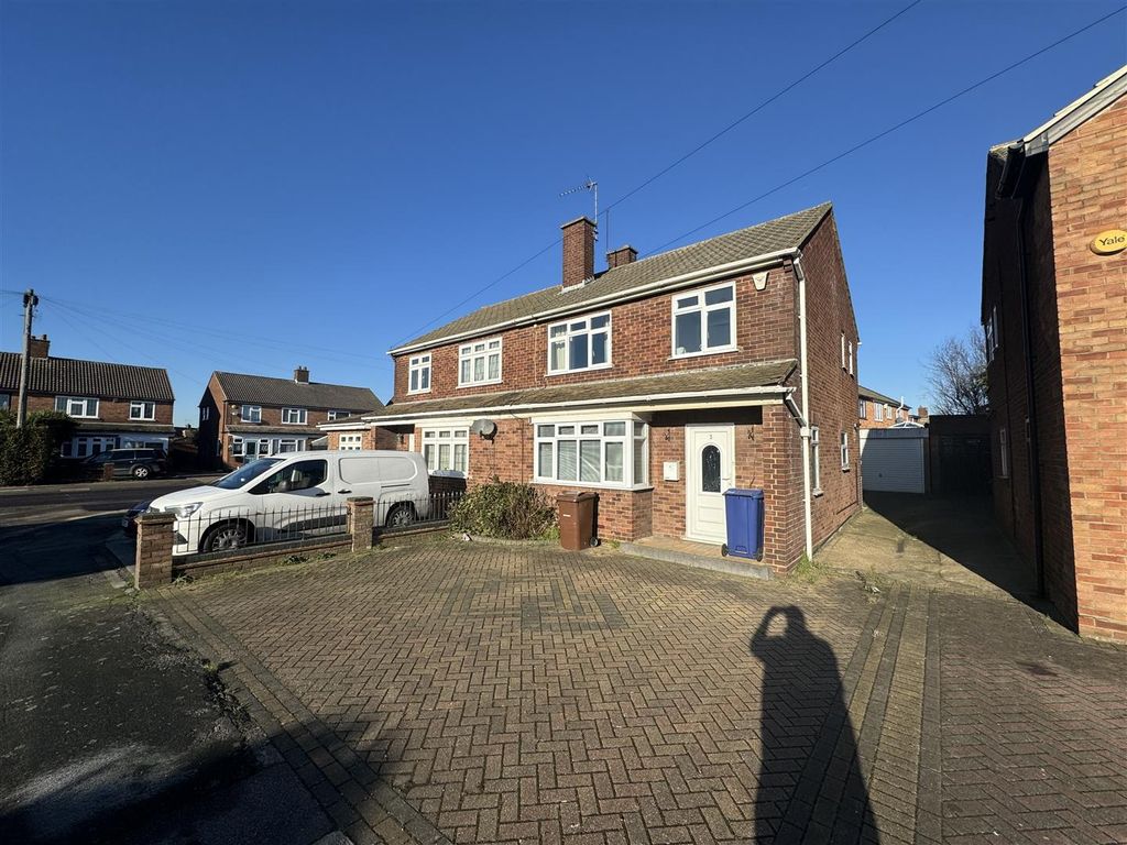 3 bed semidetached house to rent in Andersons, Corringham, StanfordLe