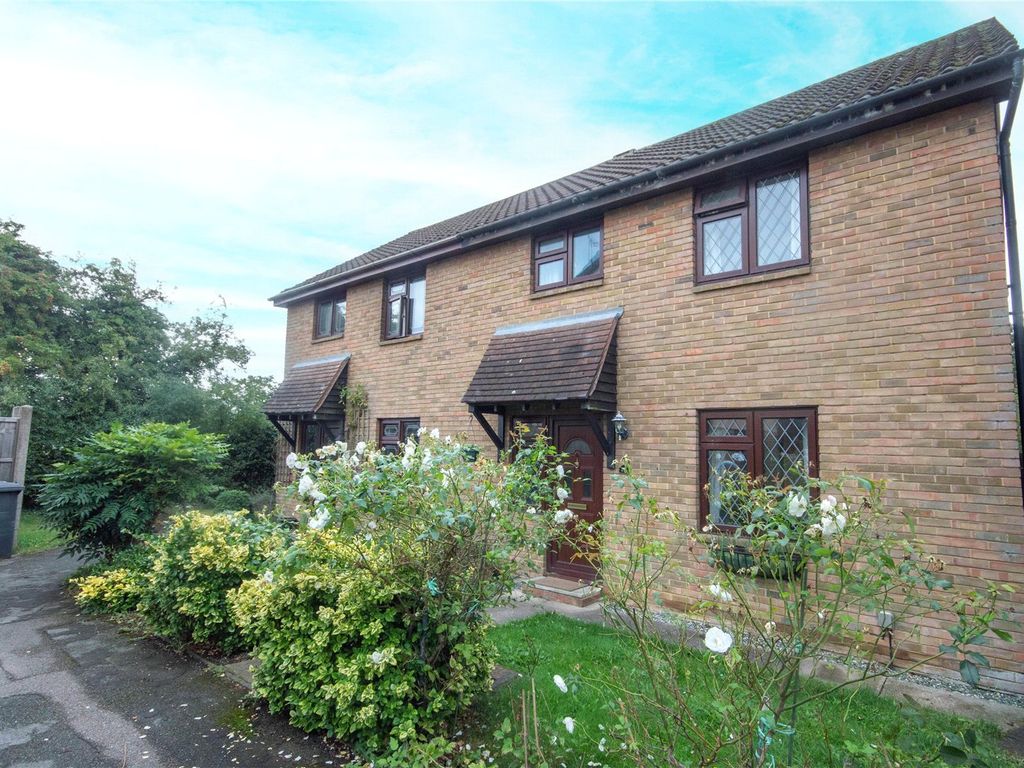 3 bed semidetached house for sale in Knebworth Court,
