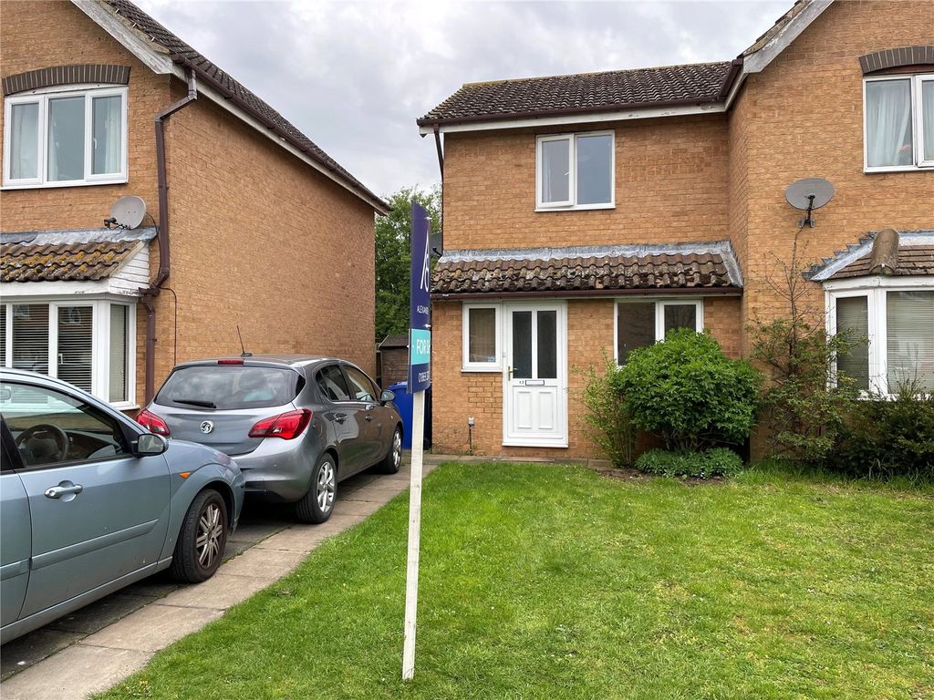 2 bed semidetached house to rent in Banks Furlong, Chesterton
