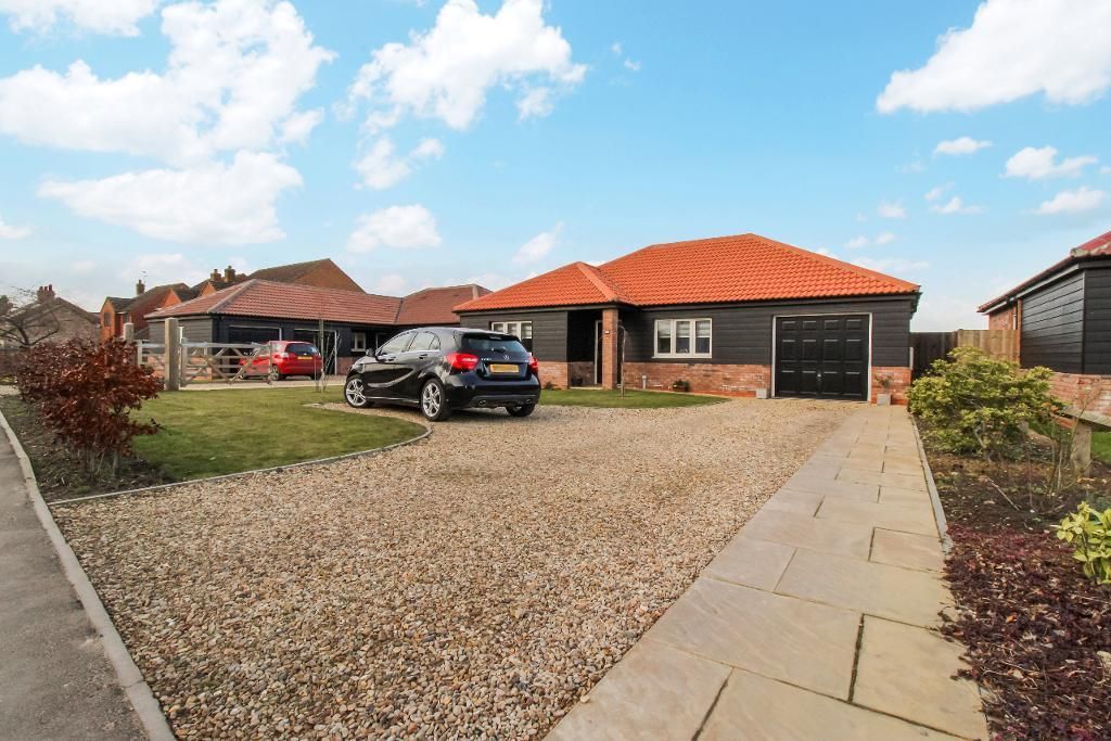 3 bed detached bungalow for sale in Austendike Road, Weston Hills