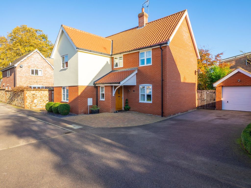 4 bed detached house for sale in Water Gardens, Diss IP22 Zoopla