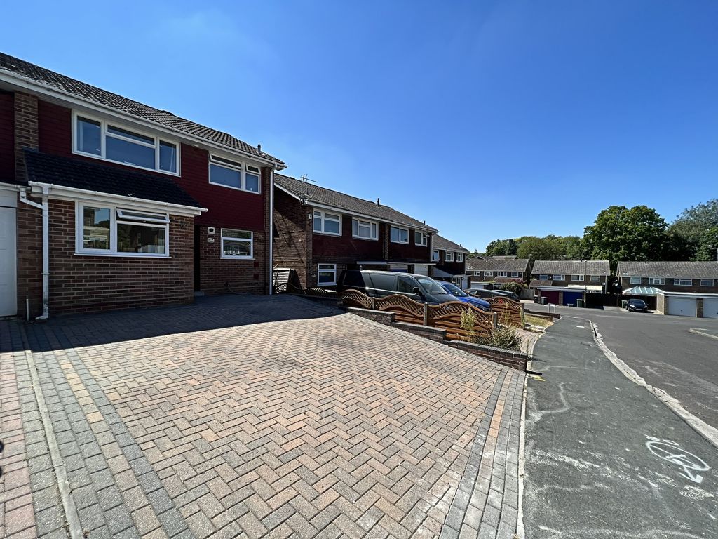 3 bed semidetached house for sale in Grainger Close RG22 Zoopla