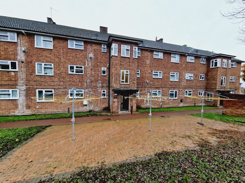 1 bed flat for sale in Leamington Close, Romford RM3, £180,000 Zoopla