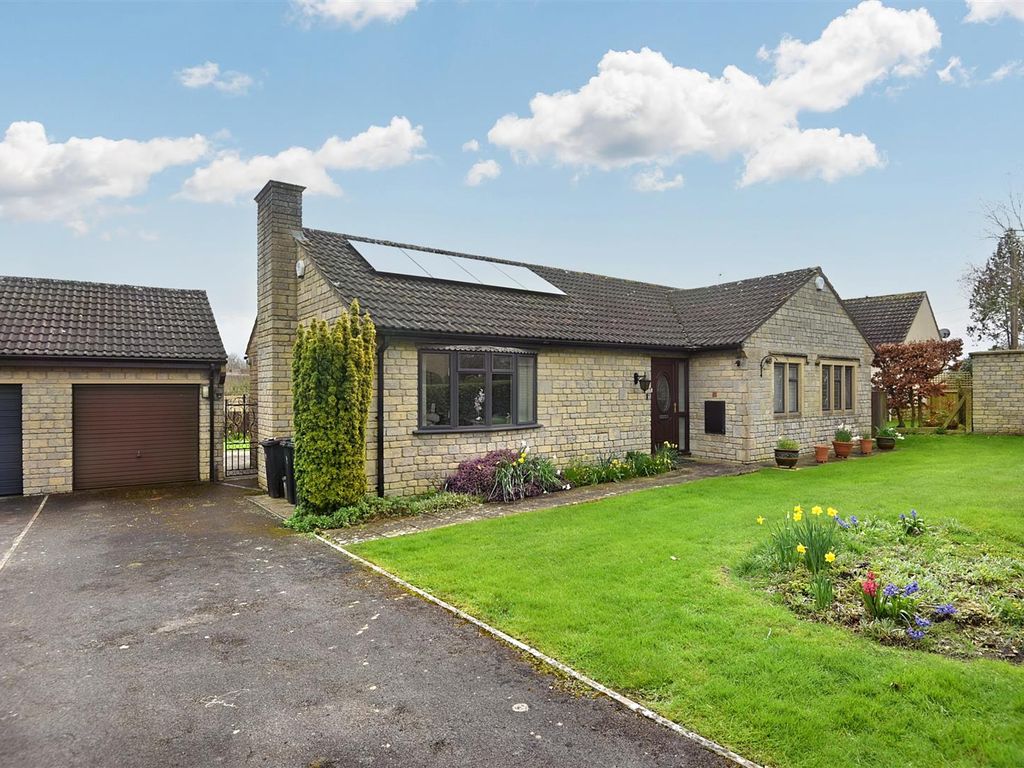 3 bed detached bungalow for sale in Ham Meadow, Marnhull, Sturminster