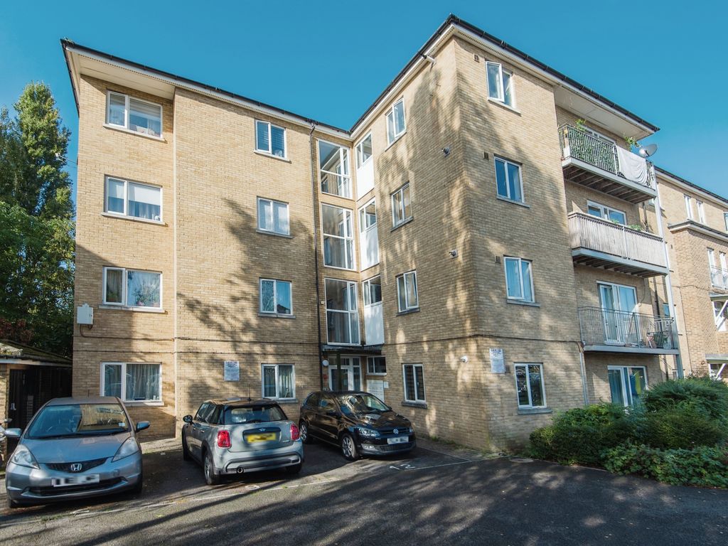 2 bed flat for sale in Corfe Close, Whitton, Hounslow TW4, £300,000