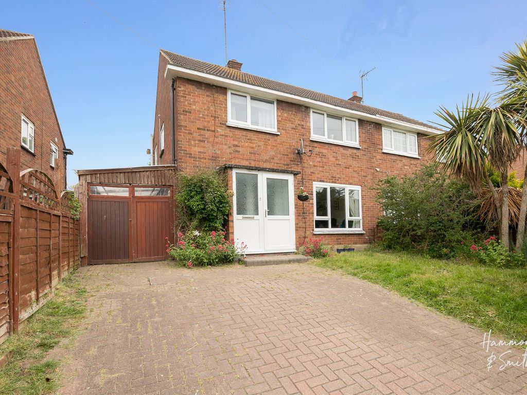 3 bed semidetached house for sale in Beaconfield Road, Epping CM16