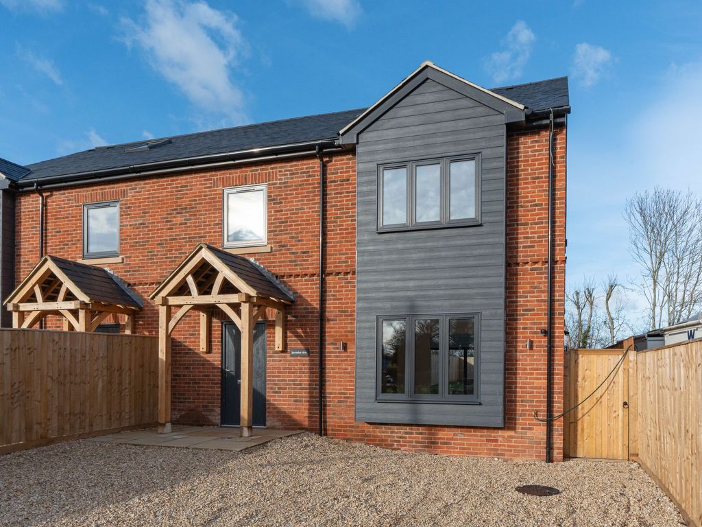New home, 4 bed town house for sale in Oxford Road, Tiddington OX9, £
