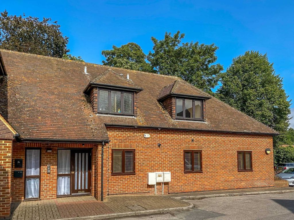 2 bed flat to rent in High Street, Wallingford OX10, £995 pcm Zoopla