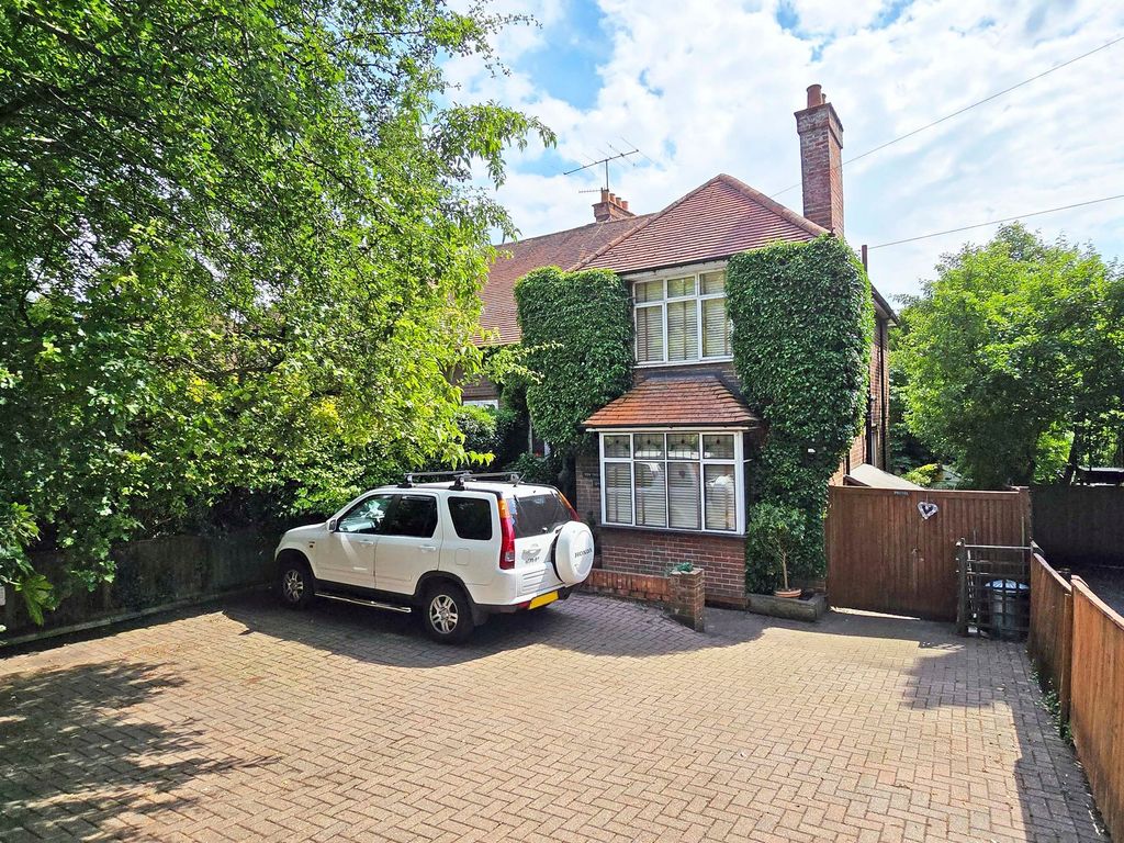 3 bed semidetached house for sale in West Road, High