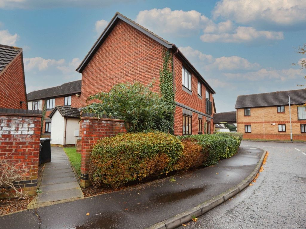 2 bed flat to rent in Lamplighters Close, Waltham Abbey EN9, £1,200 pcm