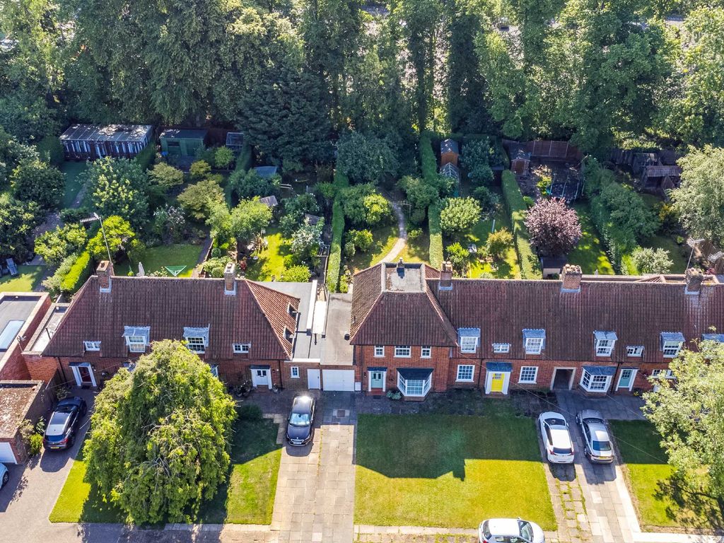3 bed end terrace house for sale in Longcroft Lane, Welwyn Garden City