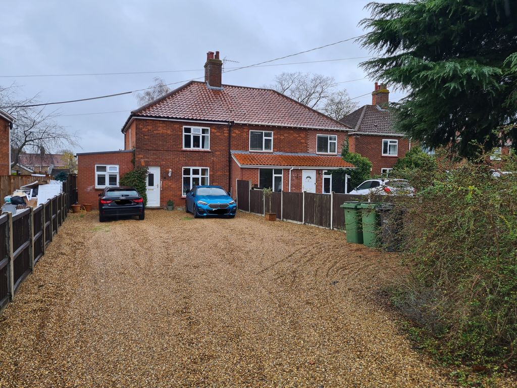 4 bed semidetached house for sale in Barnham Broom Road, Wymondham