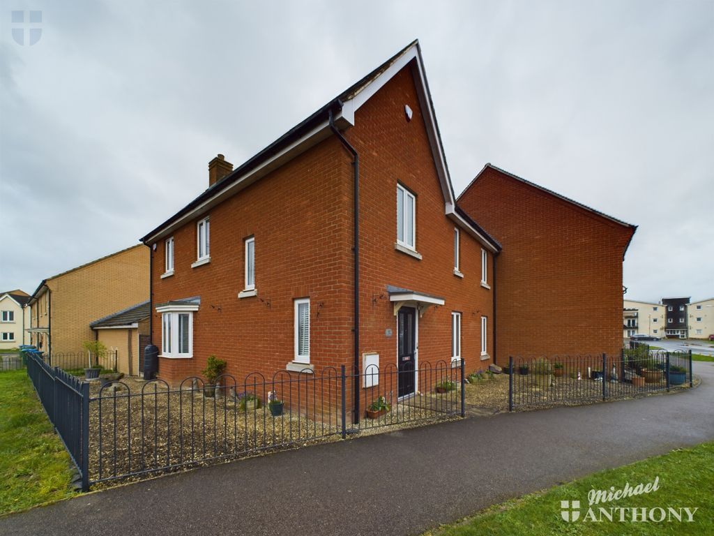3 bed semidetached house for sale in John Fitzjohn Avenue, Aylesbury