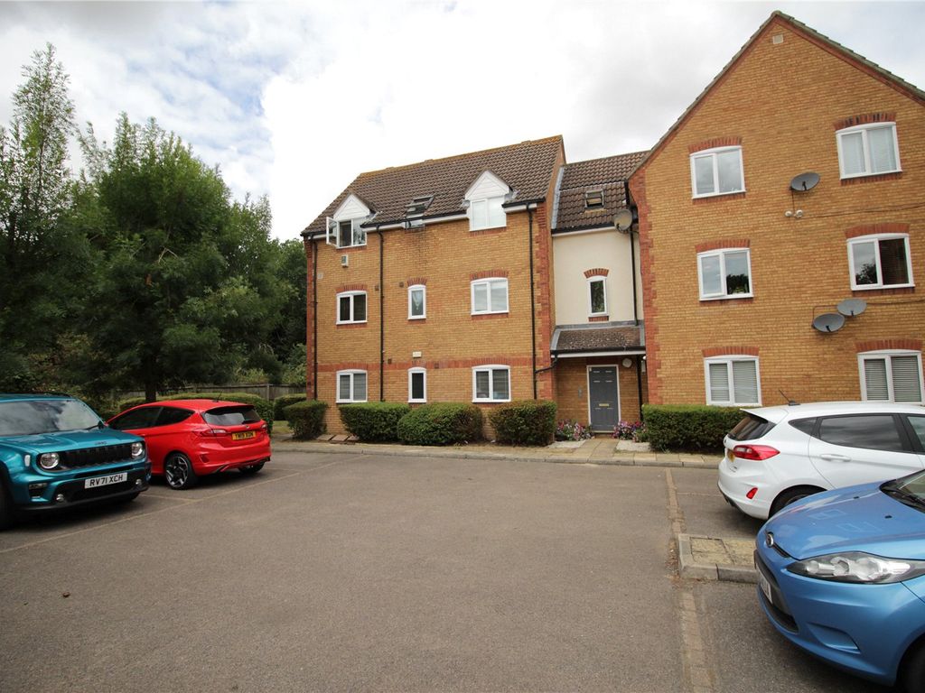 2 bed flat to rent in Forest Glade, Langdon Hills, Basildon SS16, £