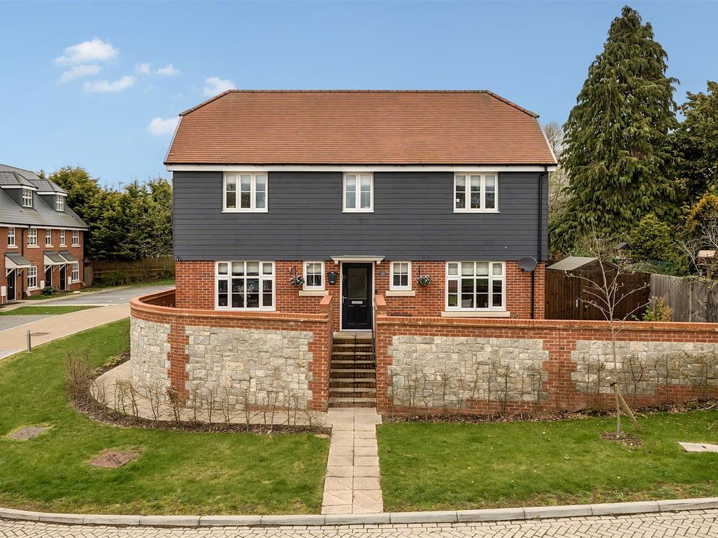 4 bed detached house for sale in Carpenters Close, Barming, Maidstone