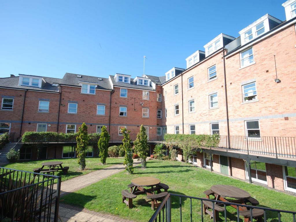 4 bed flat to rent in Chapel Cross, Chapel Street, Leamington Spa