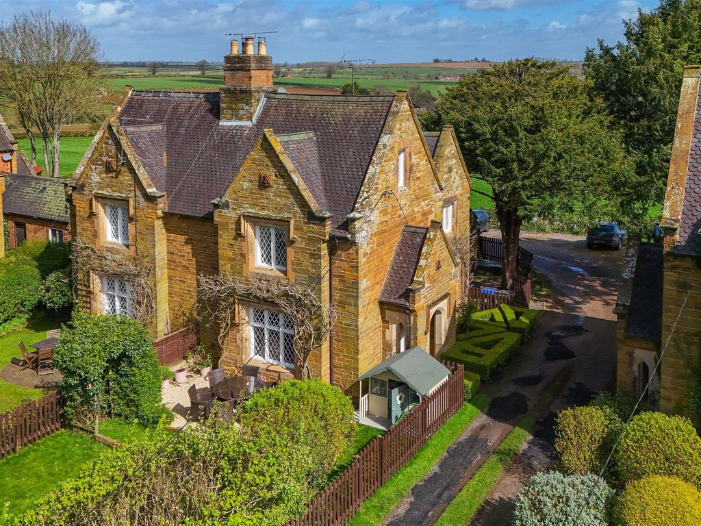 3 bed cottage for sale in Lower Harlestone, Northampton NN7, £425,000