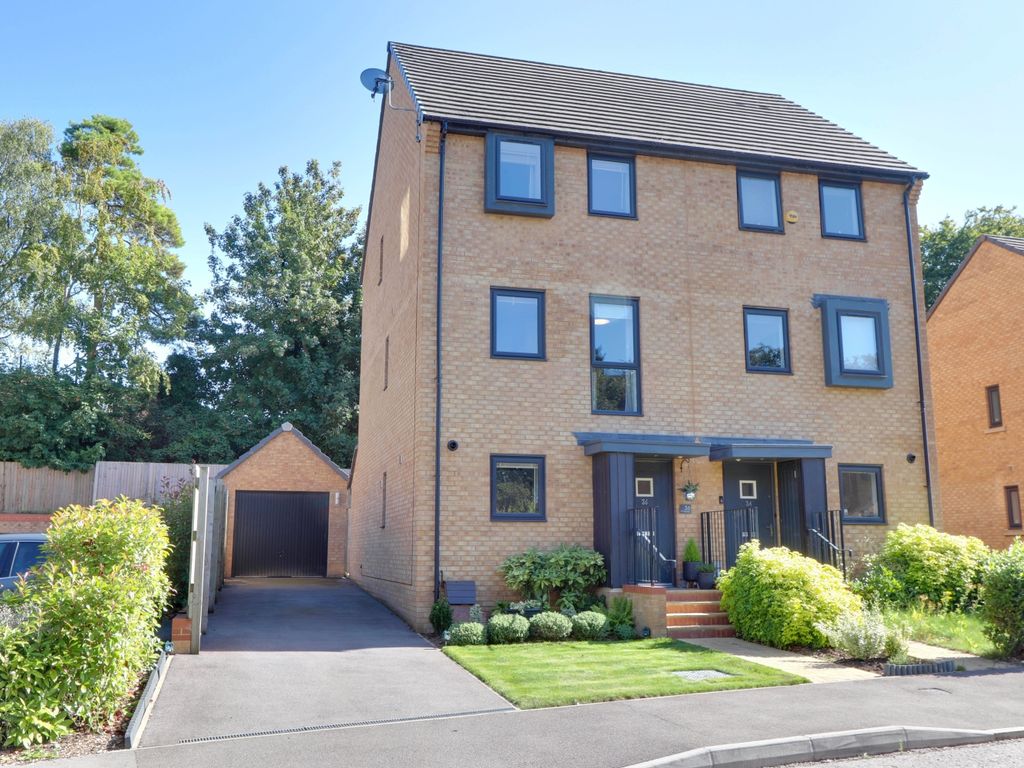 4 bed semidetached house for sale in Divot Way, Basingstoke RG24, £