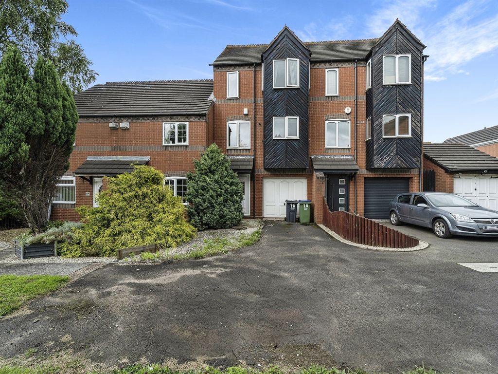 3 bed town house for sale in Charlotte Close, Tividale, Oldbury B69, £