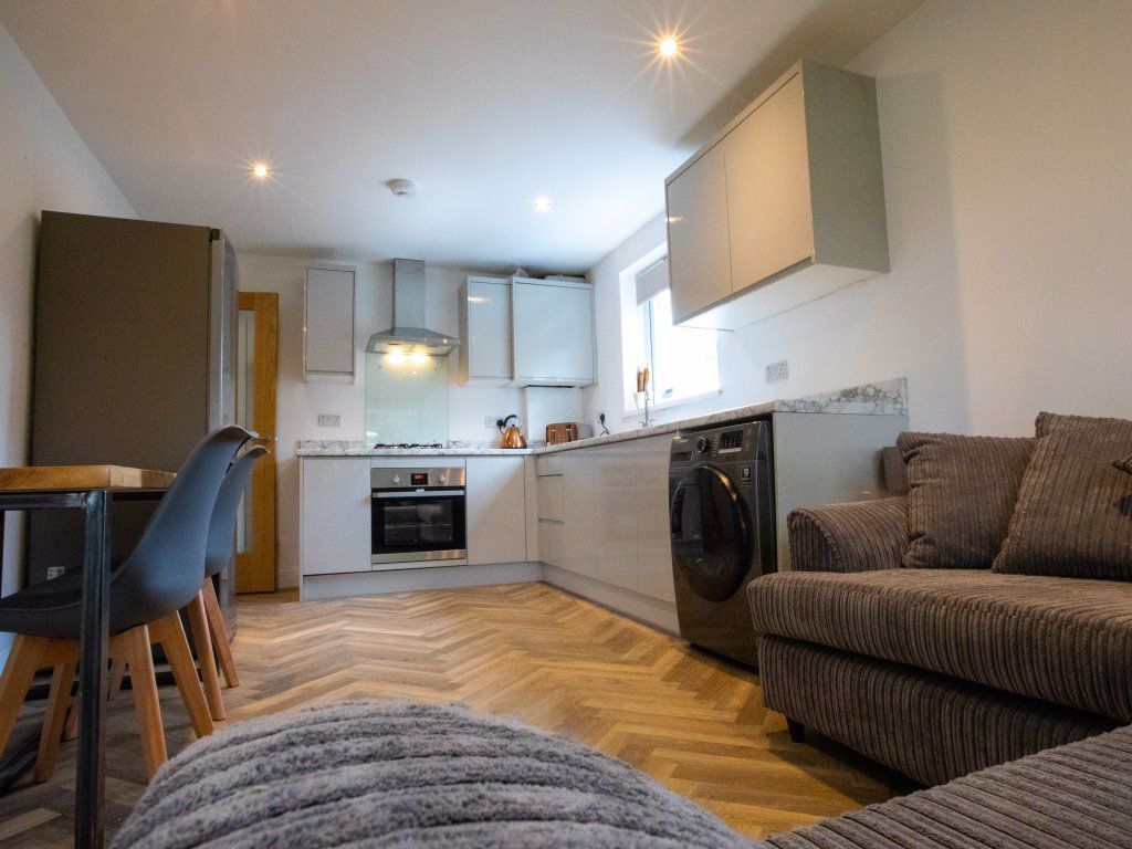 3 bed flat to rent in Seymour Close, Selly Park, Birmingham B29 Zoopla