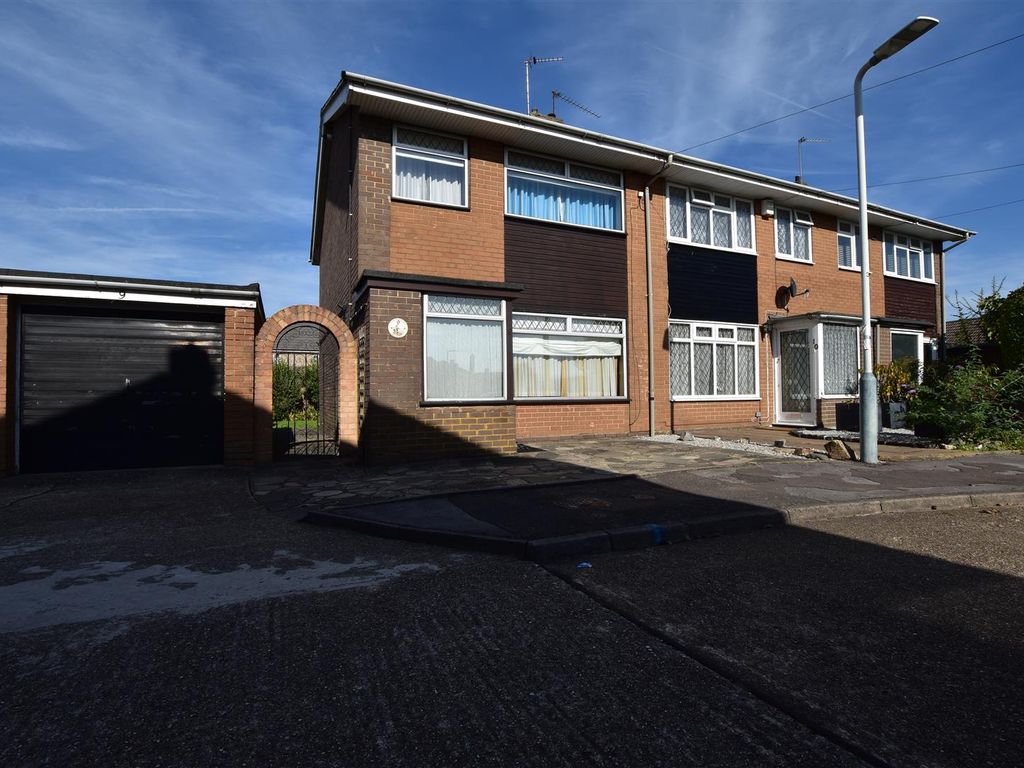 3 bed property to rent in Wilton Close, Harmondsworth, West Drayton UB7