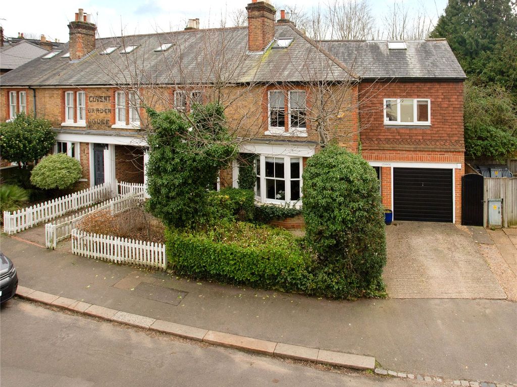 4 bed end terrace house for sale in Oakhill Road, Reigate, Surrey RH2