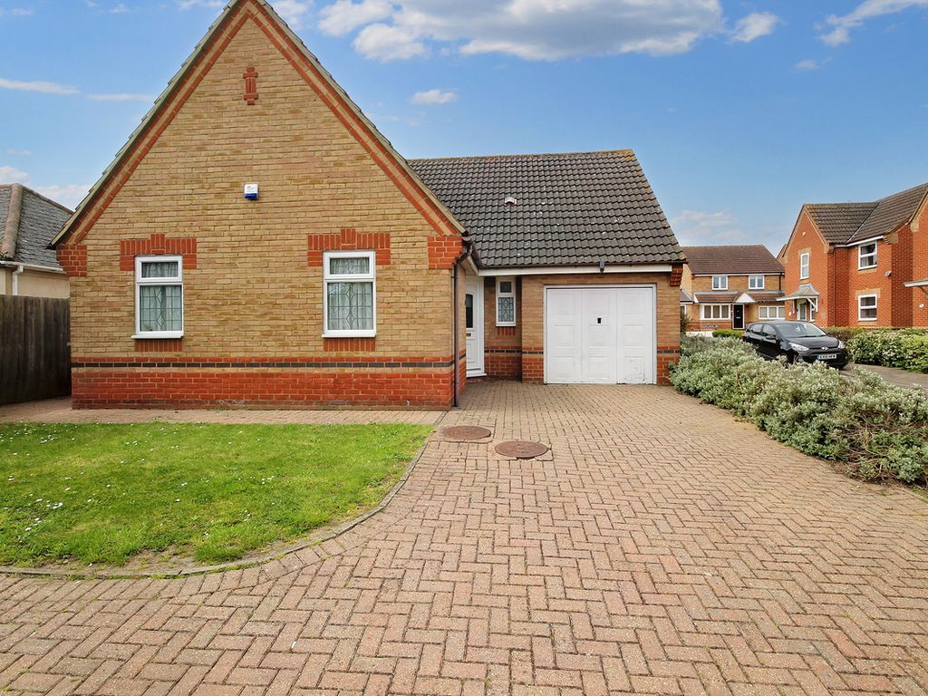 3 bed detached bungalow for sale in Wraysbury Drive, Basildon SS15, £